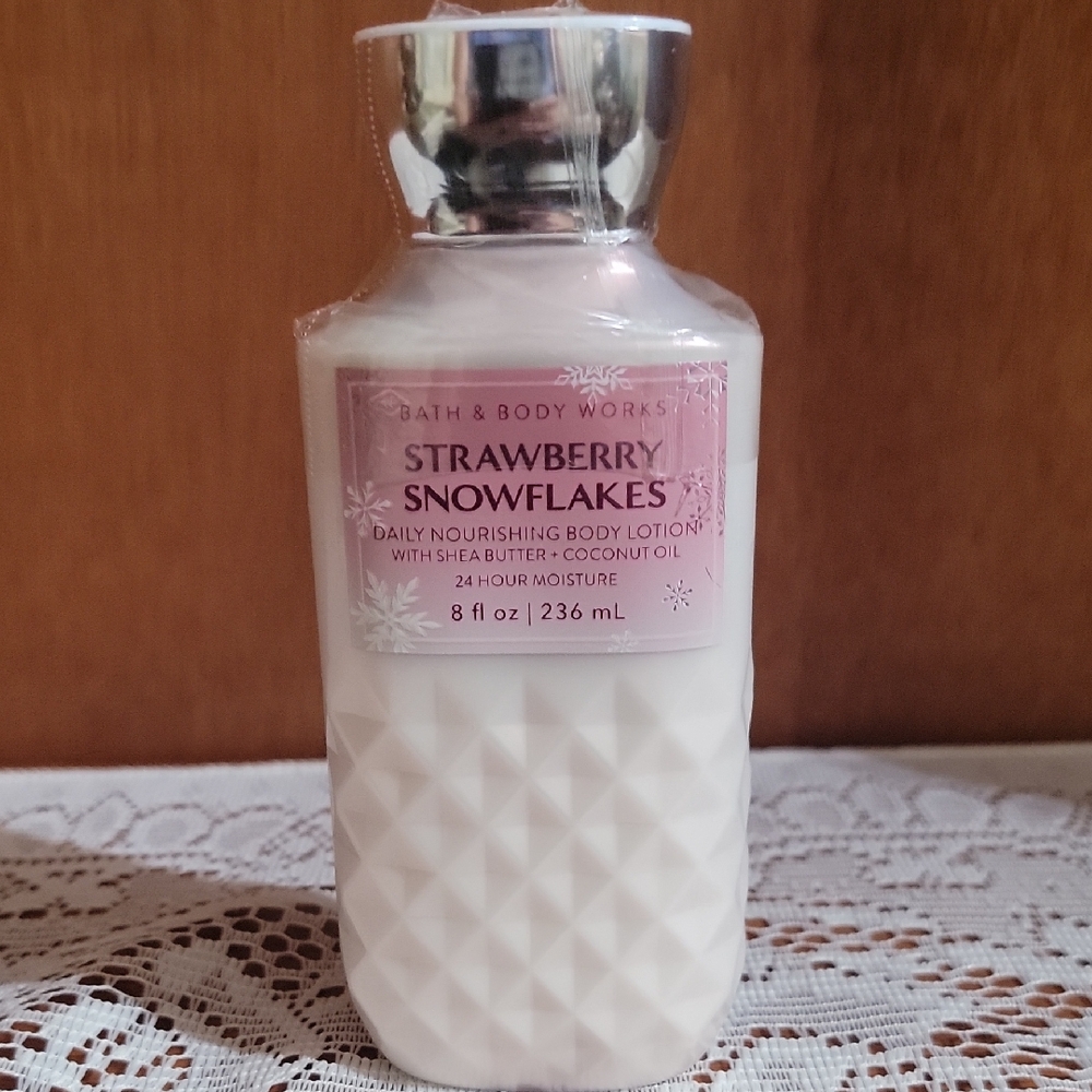 Bath & Body Works Strawberry Snowflakes Body Lotion Factory Sealed